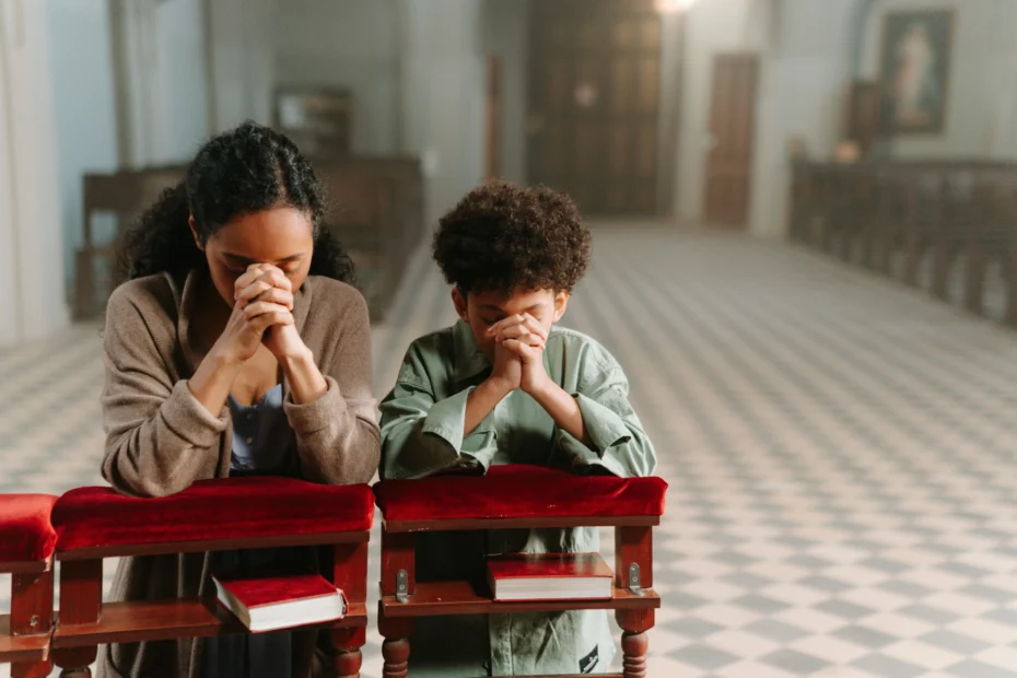 Luz divina descendo sobre uma pessoa em oração, simbolizando o Espírito Santo trazendo paz, sabedoria e fé.